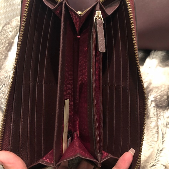 Michael Kors handbag and matching wallet. - Picture 3 of 5